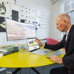 Ben achter een bureau met Surface Book