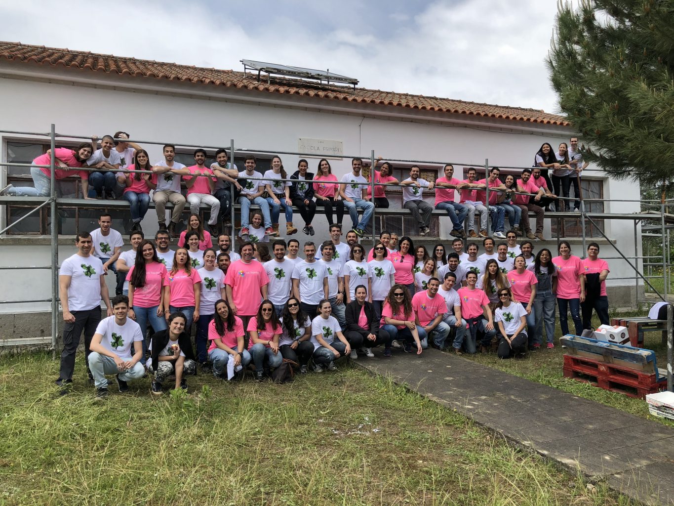 Pessoas em frente a uma escola reabilitada