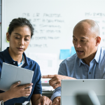 twee collega's werken met een Surface