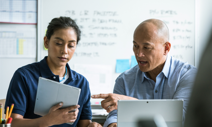 twee collega's werken met een Surface
