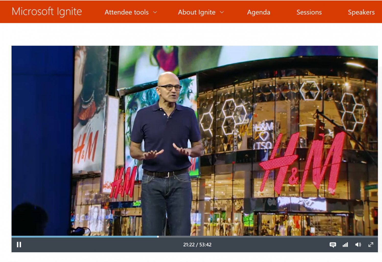 På mässan Ingnite presenterade Microsofts CEO Satya Nadella, den interaktiva spegeln som tagits fram i samarbete mellan Microsoft, Visual art, Ombori och H&M.