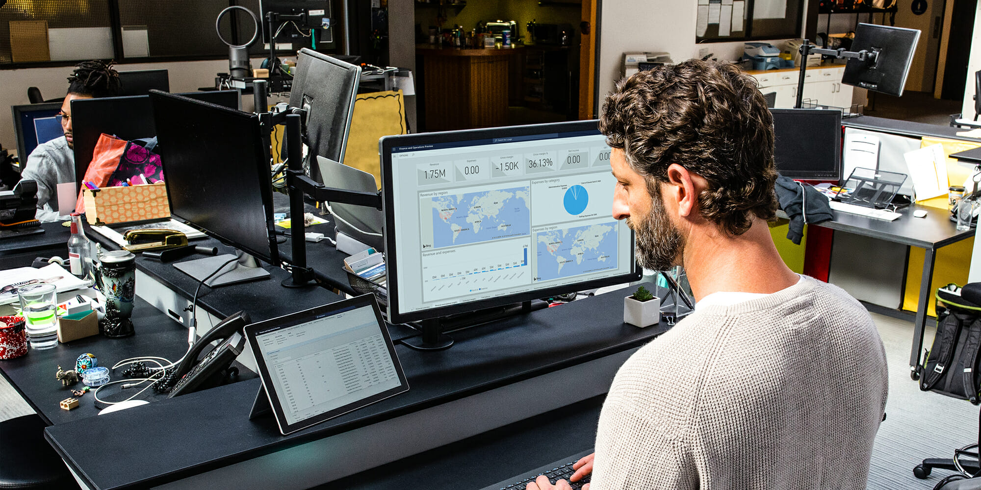 mies istuu pöydän ääressä tietokone pöydällä