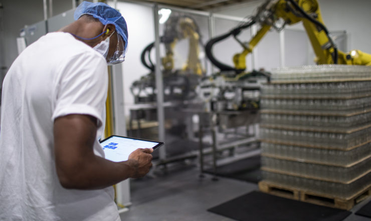 Uma pessoa a trabalhar com um tablet numa fábrica