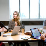 Pessoas em redor de uma mesa em reunião