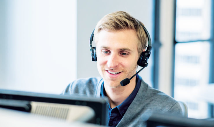 Uma pessoa usando um intercomunicador na cabeça