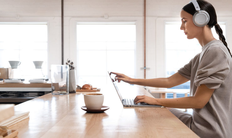 Uma pessoa a tocar no computador