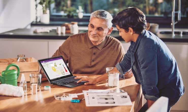 Duas pessoas a olhar para um computador