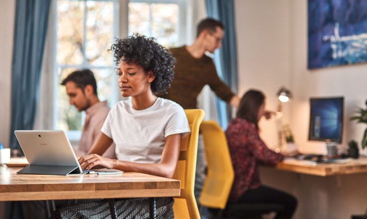 Um grupo de pessoas a trabalhar numa sala