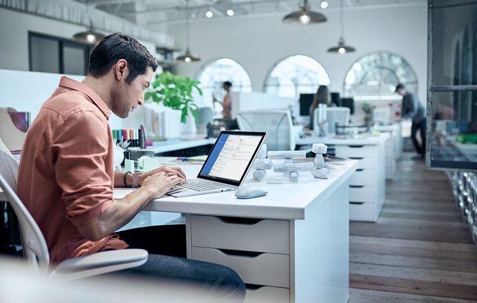 Uma pessoa num escritório a trabalhar