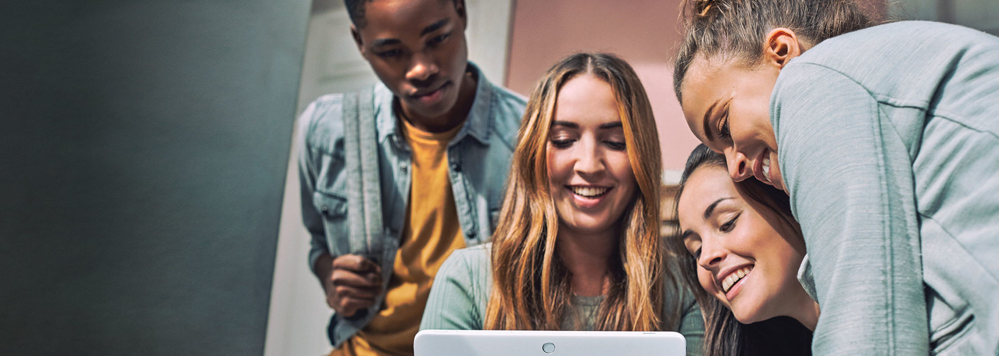 Grupo de pessoas em redor de um computador