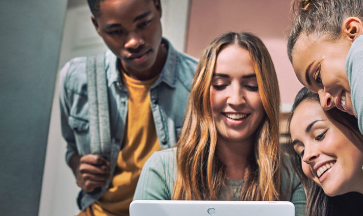 Um grupo de pessoas a olhar para um computador