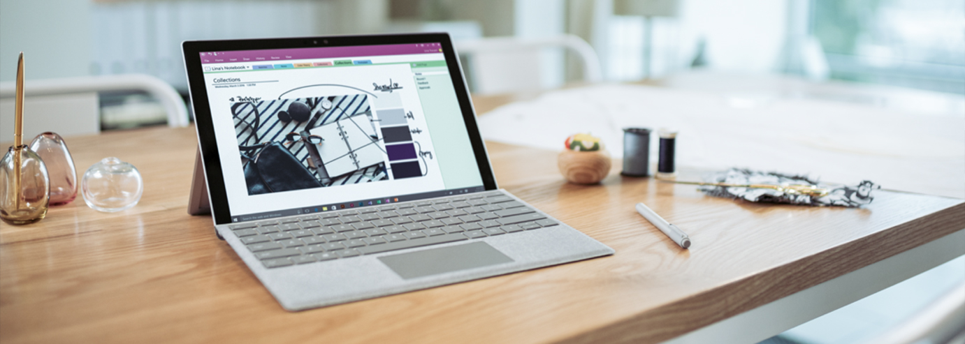 Um computador em cima de uma mesa