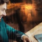 Een man die voor een laptop aan het werken is met digitale achtergronden achter zich.