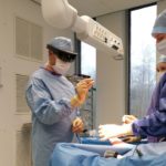 Chrirug in een operatiekwartier met een hololens op zijn hoofd.