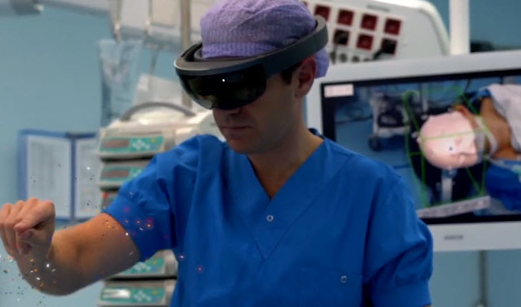 Chirurg met HoloLens op zijn hoofd