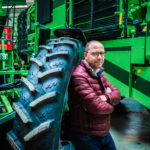 oen Uyttenhove, internet-of-things-manager (IoT) van het Roeselaarse familiebedrijf poseert voor zijn machines.