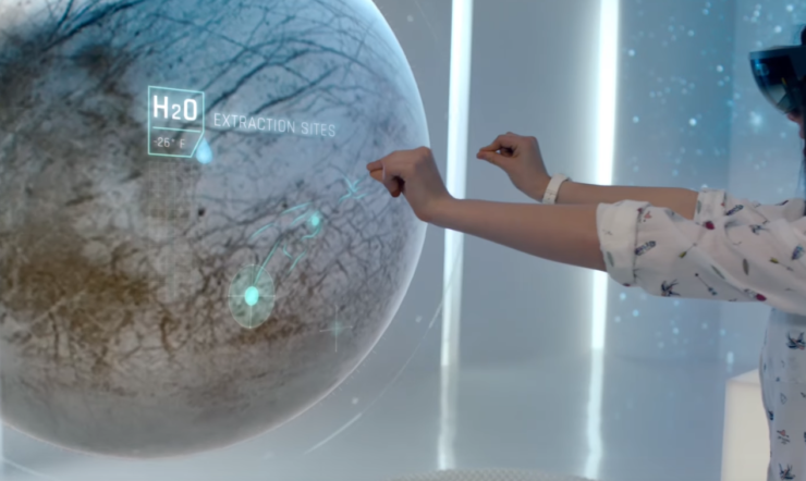 Meisje draagt HoloLens en bekijkt planeet van dichtbij