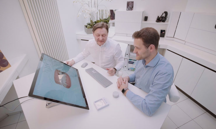 Orthodontist Martin toont zijn patiënten met de #SurfaceStudio in 3D hoe hun gebit er zal uitzien na de behandeling.