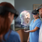 Um grupo de médicos a utilizar o Hololens para analisar um holograma de um crânio humano