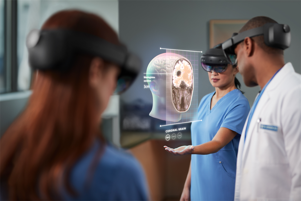 Um grupo de médicos a utilizar o Hololens para analisar um holograma de um crânio humano