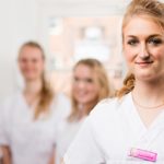 een vrouw in een wit hemd