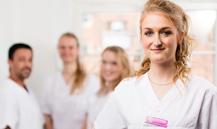 een vrouw in een wit hemd