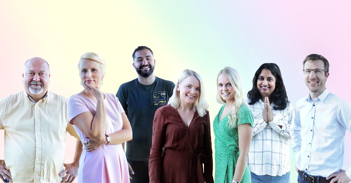 Duncan Garner et al. poseeraa kameraan