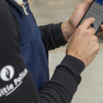 een hand met een video game afstandsbediening