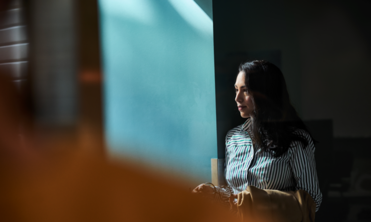 persoon die voor een spiegel staat en voor de camera poseert