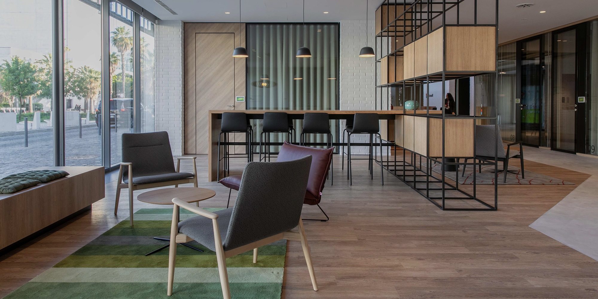 Uma espaço com cadeiras e mesas na nova Casa Microsoft