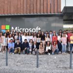 um grupo de pessoas que estão na frente de um edifício