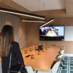 um grupo de pessoas que estão ao redor de uma mesa