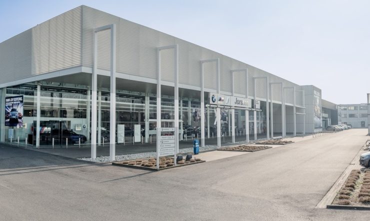 een weg met een gebouw op de achtergrond