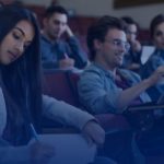 Um grupo de pessoas que olham para um computador portátil