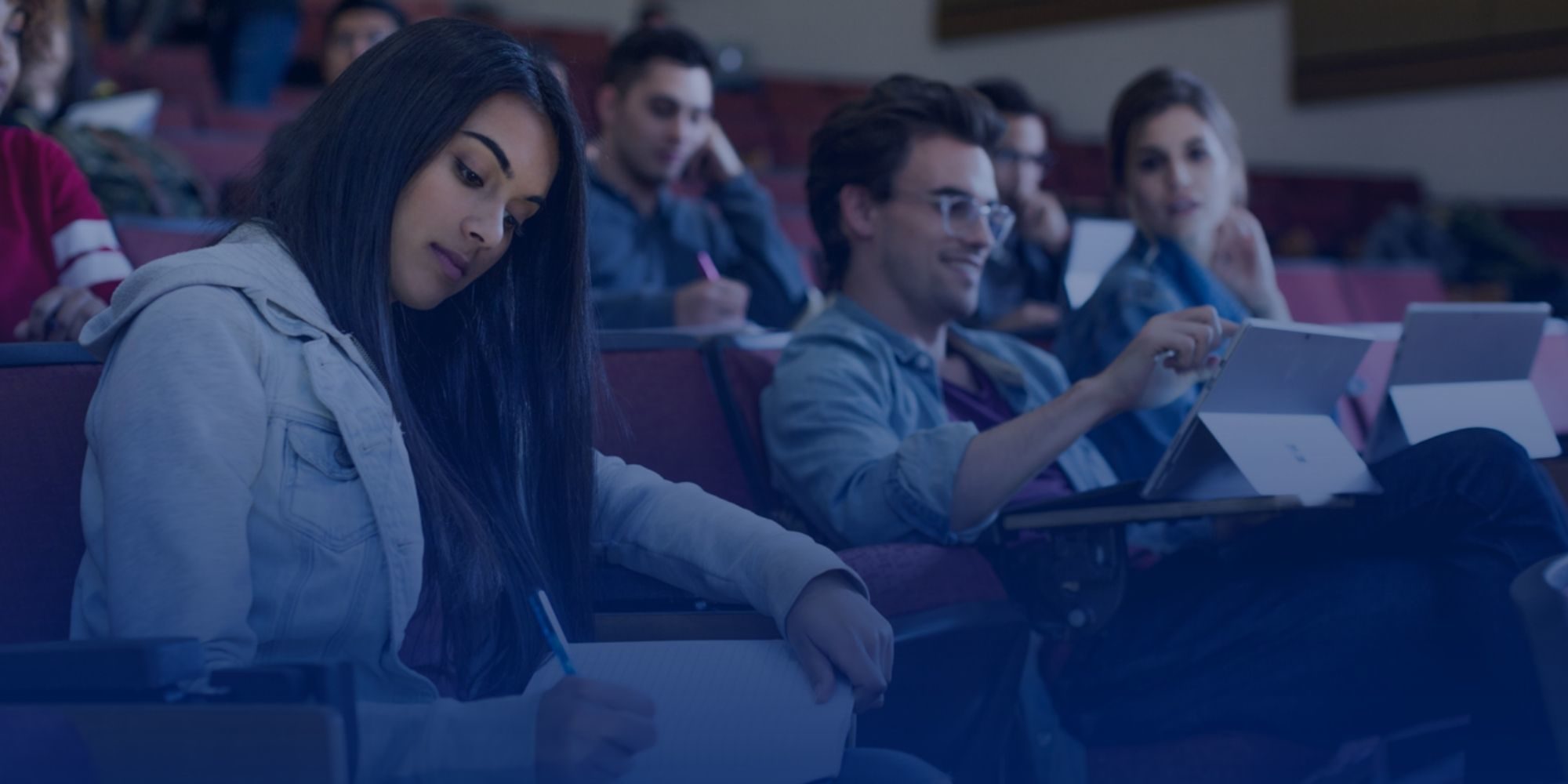 Um grupo de pessoas que olham para um computador portátil