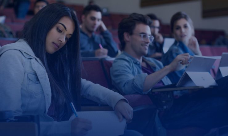 Um grupo de pessoas que olham para um computador portátil