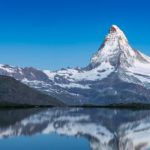 ein schneebedeckter Berg mit Matterhorn im Hintergrund