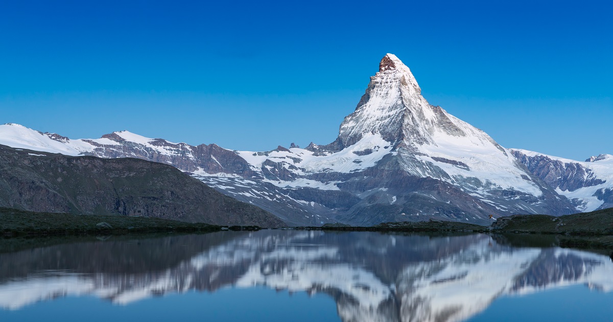 ein schneebedeckter Berg mit Matterhorn im Hintergrund