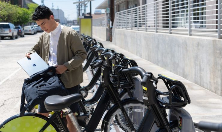 een man staande naast een motorfiets