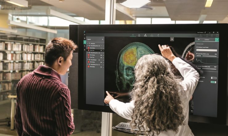 en man som står framför en TV