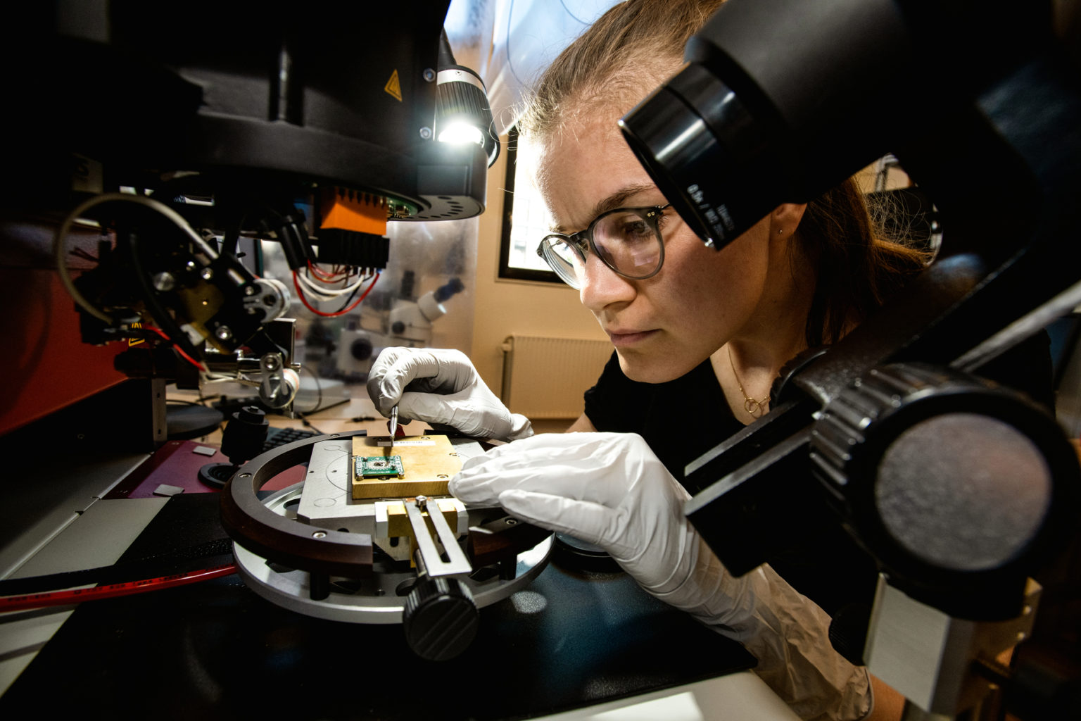 een persoon koken eten op een tafel