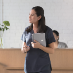 Een vrouw met Surface laptop