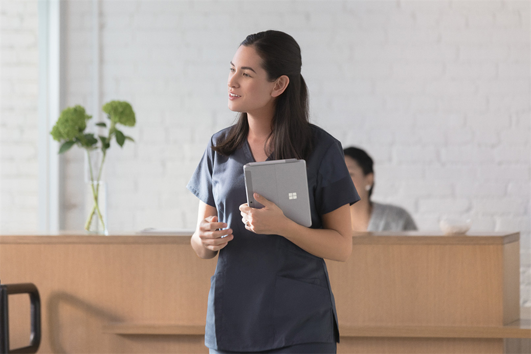 Een vrouw met Surface laptop