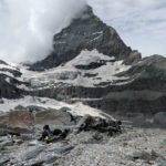 eine Gruppe von Menschen, die auf einem Berg stehen