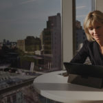 en person som sitter ved et bord