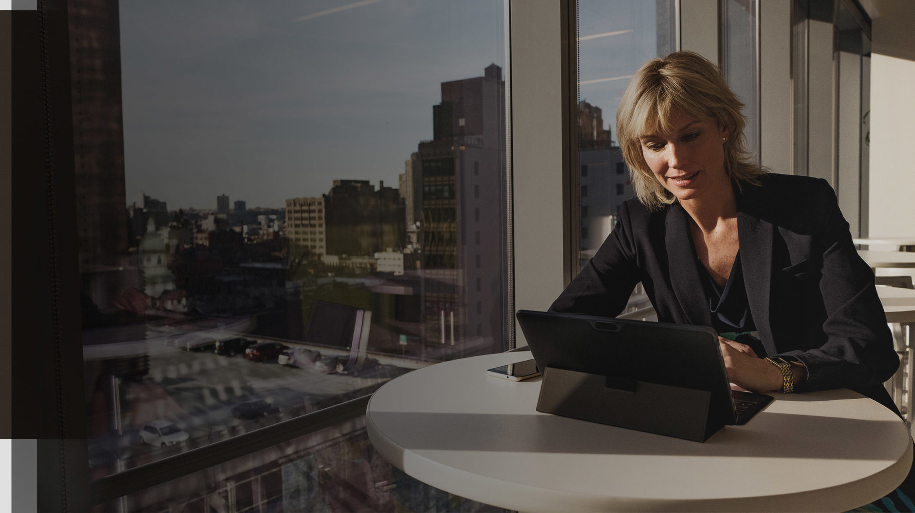 en person som sitter ved et bord