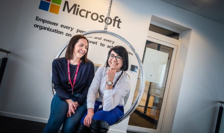 Amanda Ryan poserer for et bilde