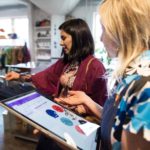 een persoon die voor een laptop staat