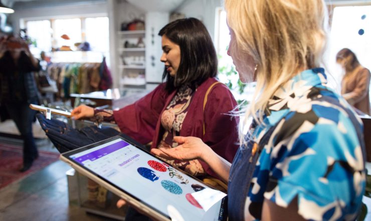 een persoon die voor een laptop staat