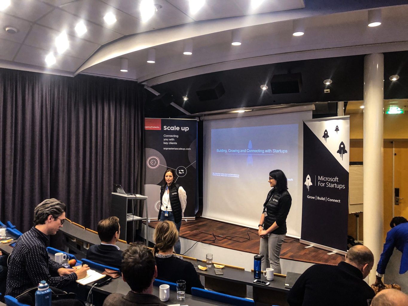 en gruppe mennesker i et rom